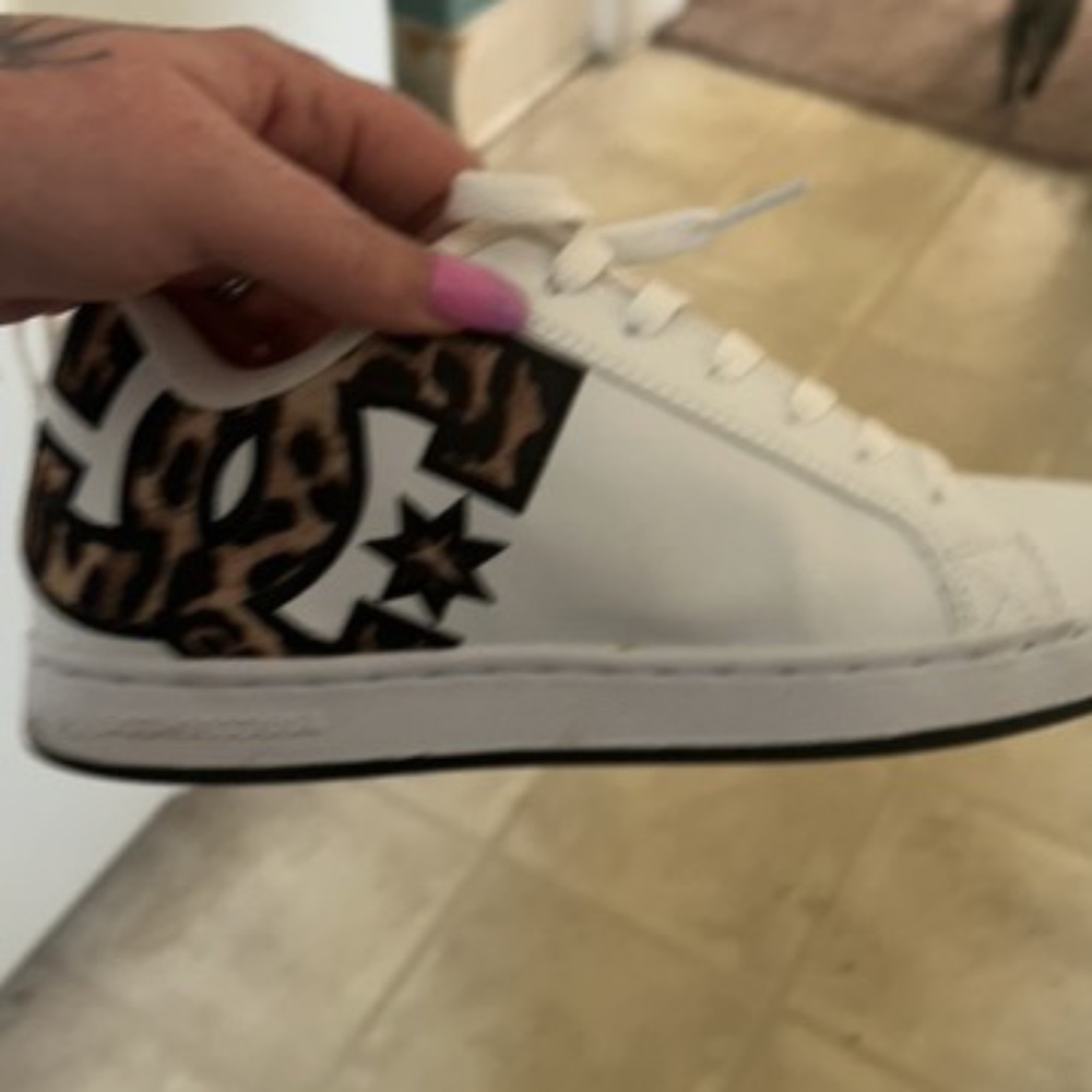 Tennis shoes